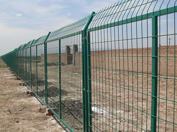 鐵絲網(wǎng)圍墻圖片3