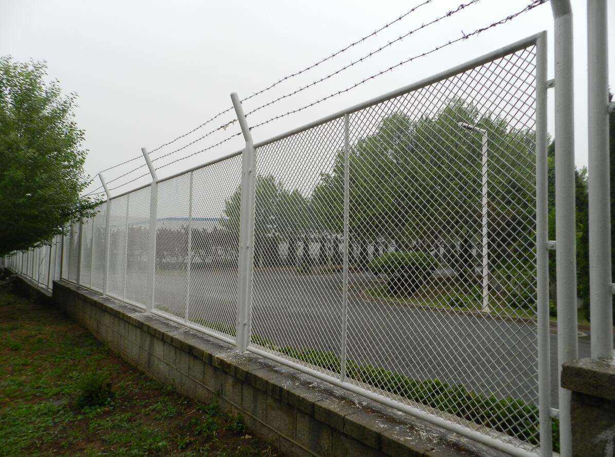 保稅區鋼板網護欄